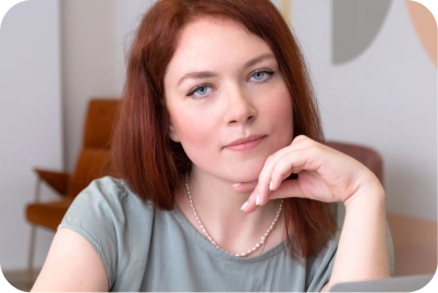 девушка улыбается